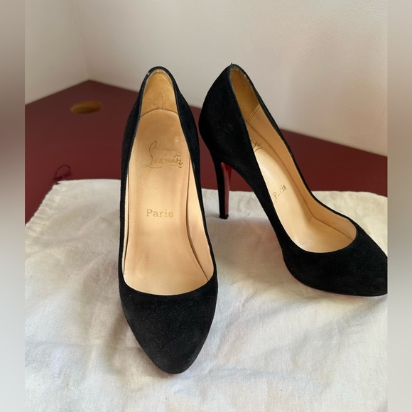 *Christian Louboutin Black Suede Pumps in Excellent Condition - Size 37.5 - Picture 4 of 12
